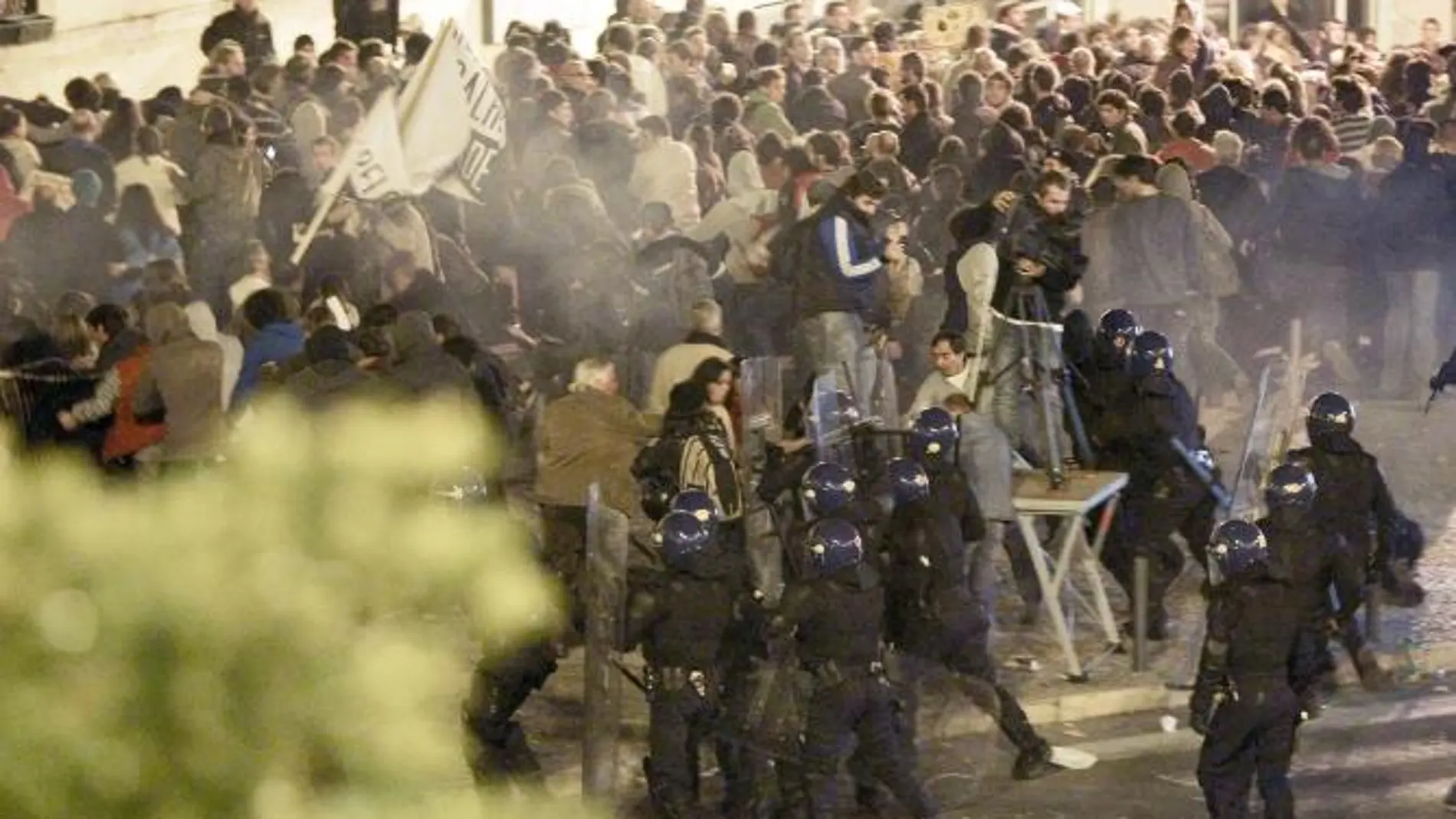 La policía carga contra los manifestantes frente a la sede del Parlamento luso