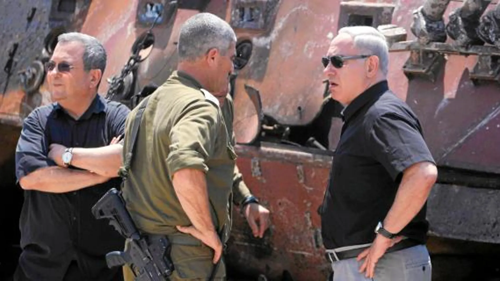 El primer ministro israelí, Benjamin Netanyahu (dcha.), y el ministro de Defensa, Ehud Barak, en una base militar