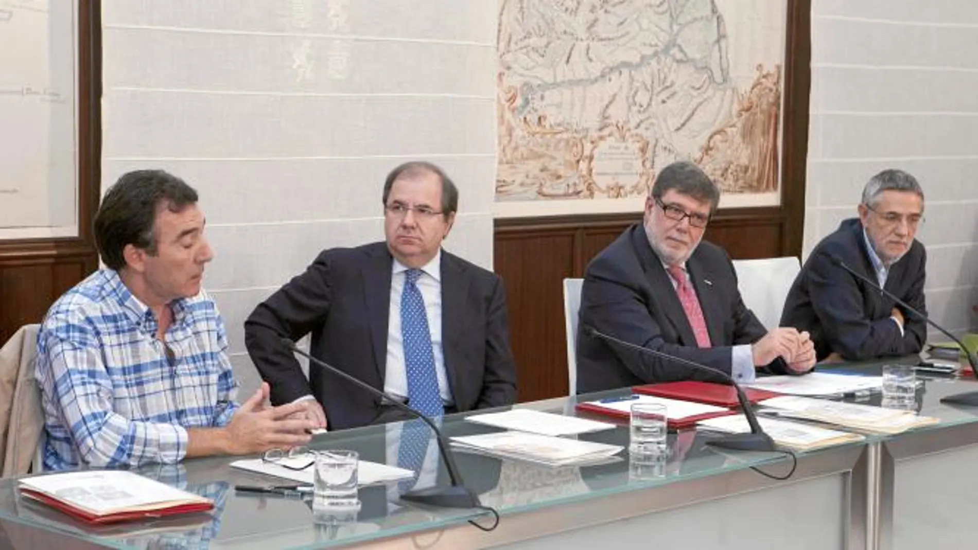Herrera escucha la intervención de Ángel Hernández en presencia de Santiago Aparicio y Agustín Prieto