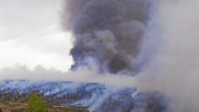 El incendio provocó una enorme humareda que fue visible desde toda la comarca