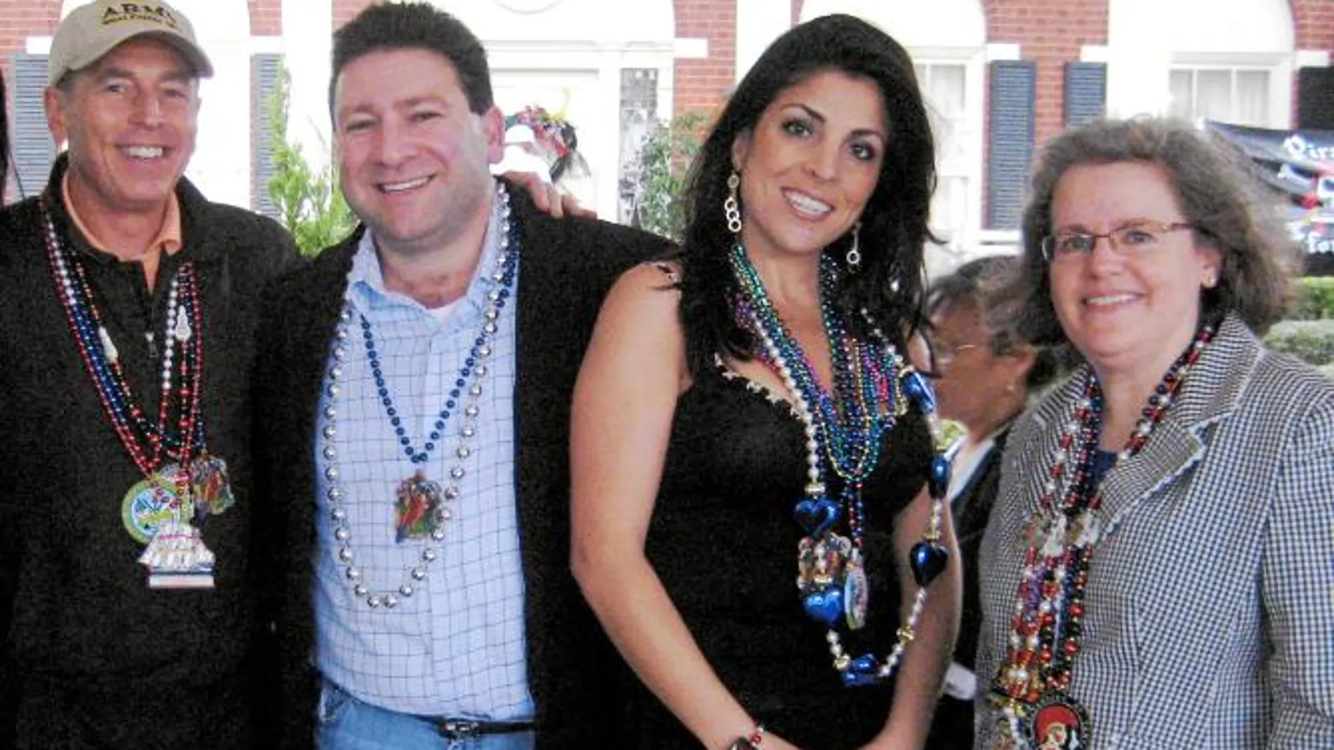 Los Kelley (Scott y Jill) escoltados por los Petraeus (el ex director de la CIA y Holly) en una imagen del 31 de enero de 2010 durante una fiesta en la mansión de la familia Kelley con motivo del «desfile de Gasparilla»