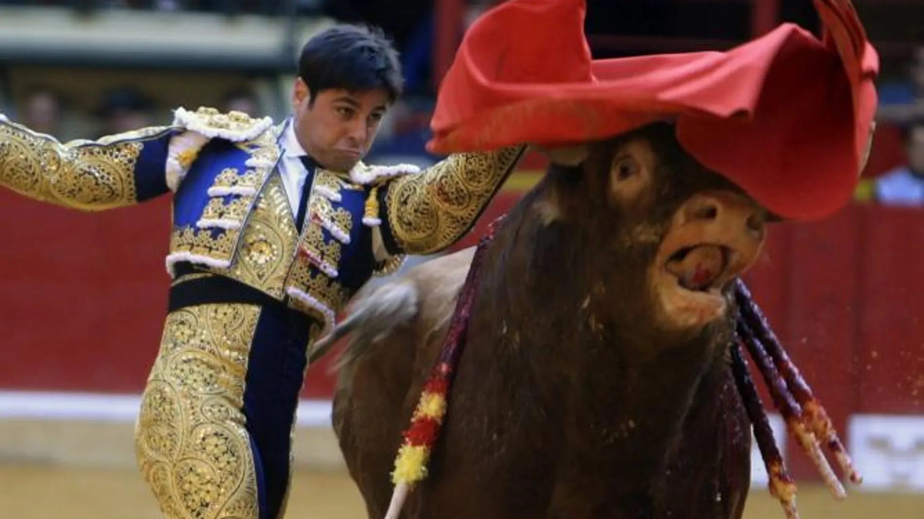El diestro Francisco Rivera Ordóñez, "Paquirri", lidia a su primer astado en la corrida de Feria del Pilar de Zaragoza