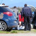 El vehículo y el cadáver del agresor.