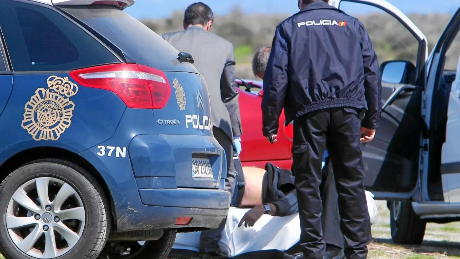 El vehículo y el cadáver del agresor.
