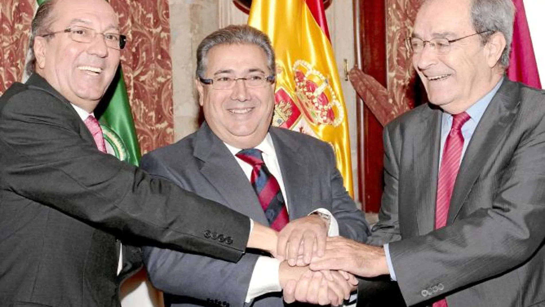 Zoido, entre el director de La Caixa Andalucía, Reguera (i), y el director de la Obra Social de la Caixa, Lanaspa