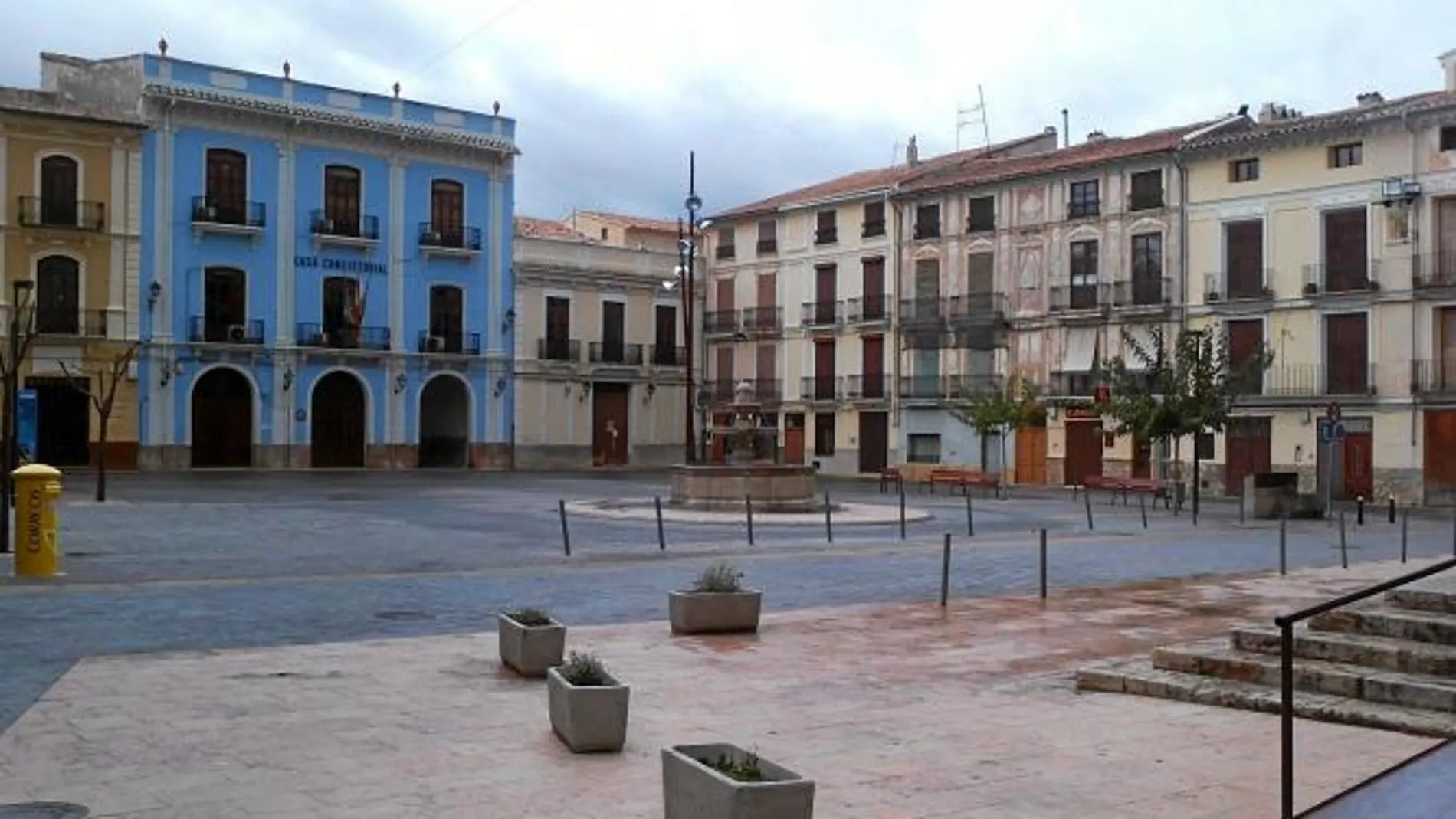 La iglesia barroca preside la plaza en la que la mayoría de sus edificaciones se han restaurado