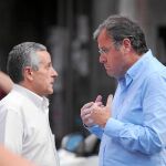 El alcalde Emilio Gutiérrez conversa con el consejero Antonio Silván el día del incendio