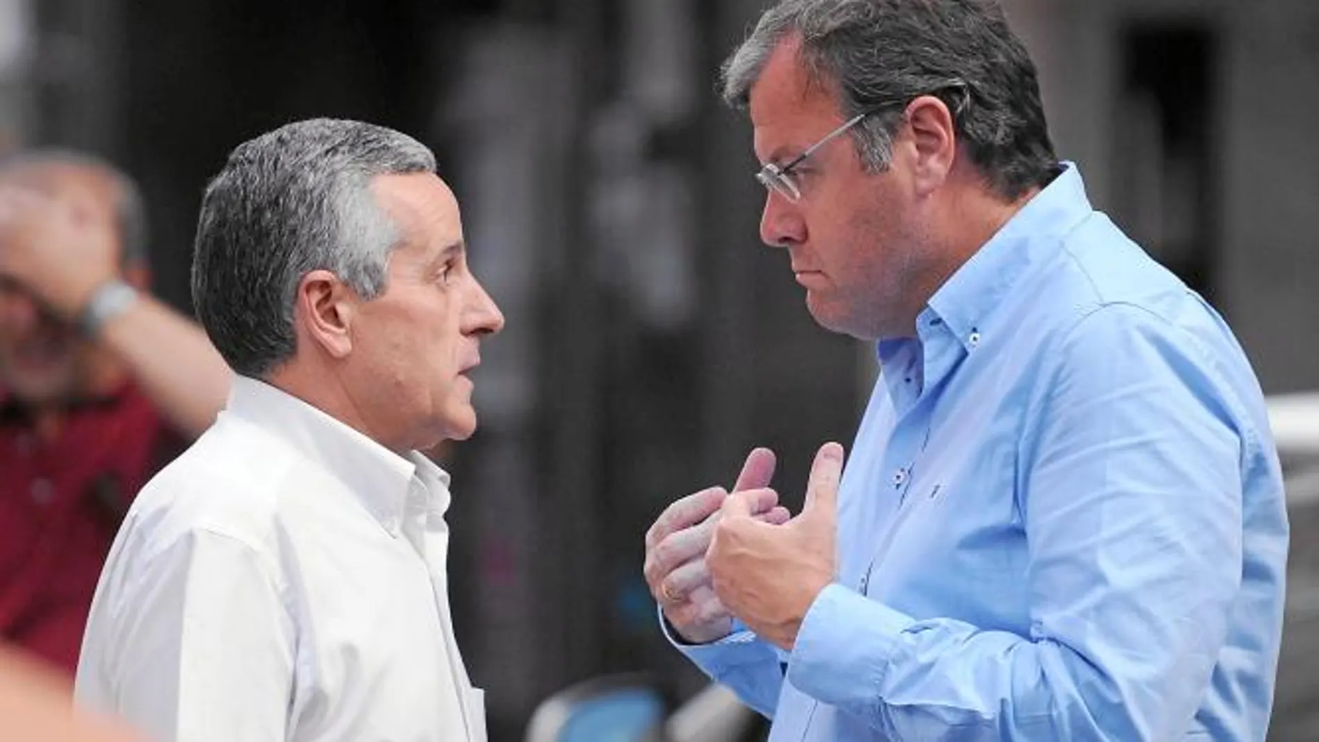 El alcalde Emilio Gutiérrez conversa con el consejero Antonio Silván el día del incendio
