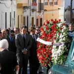 Familiares y amigos se dirigen a la parroquia donde se celebró el funeral por Juan de Dios Pareja-Obregón