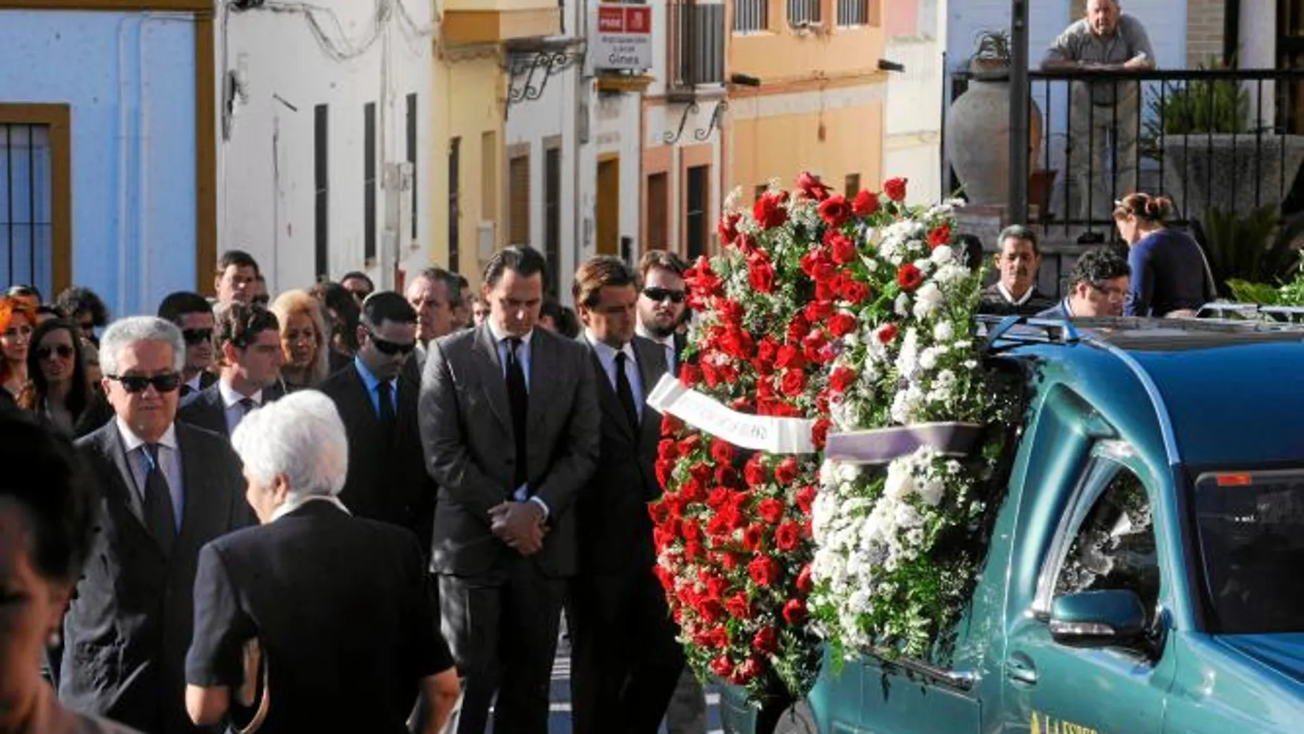 Familiares y amigos se dirigen a la parroquia donde se celebró el funeral por Juan de Dios Pareja-Obregón