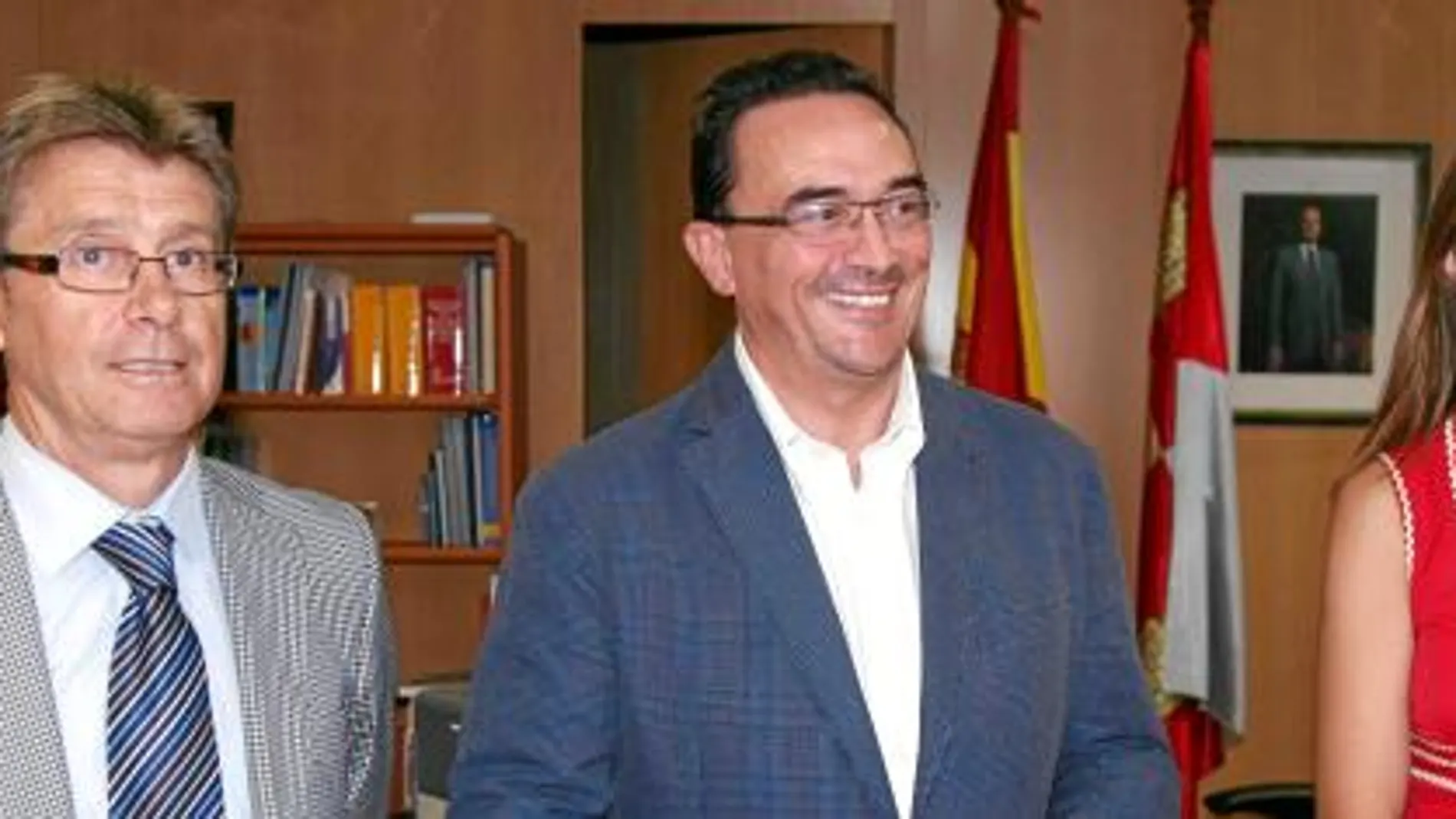 El gerente Regional de Salud, Eduardo García Prieto, tras presidir la Mesa Sectorial de Sanidad en Valladolid, junto a José María Pino y Esperanza Vázquez