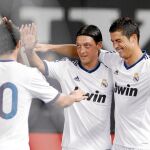 Cristiano, Özil e Higuaín celebran uno de los goles del portugués