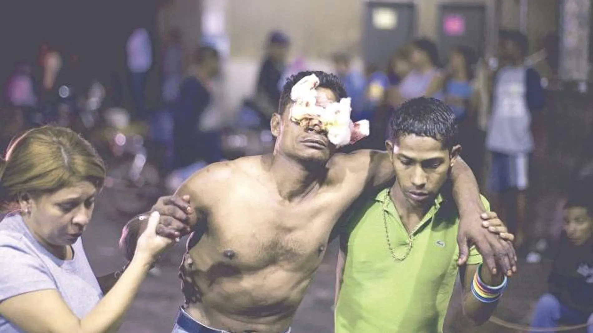 La violencia es habitual en las calles de Venezuela, donde recomiendan, de noche, no pararse ni ante la Policía