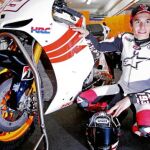 Marc Márquez lució ayer con la moto que pilotará en MotoGP