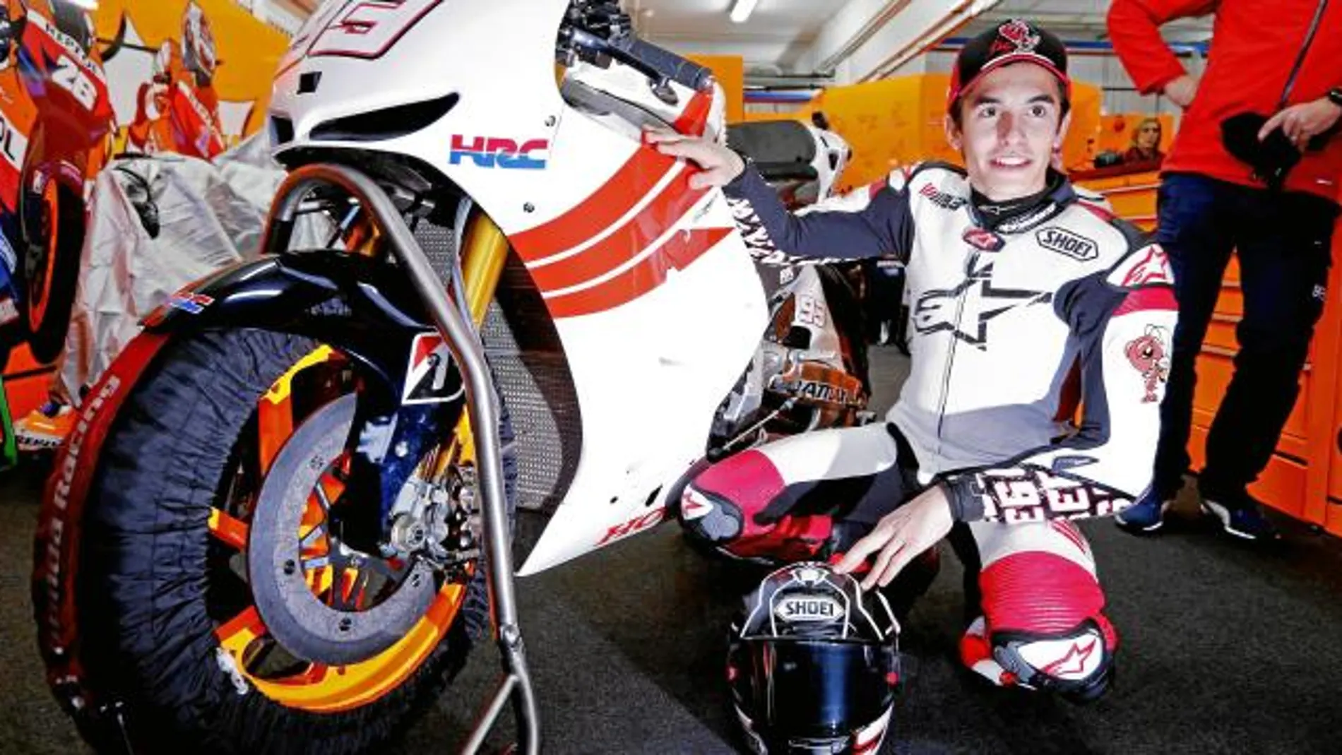 Marc Márquez lució ayer con la moto que pilotará en MotoGP