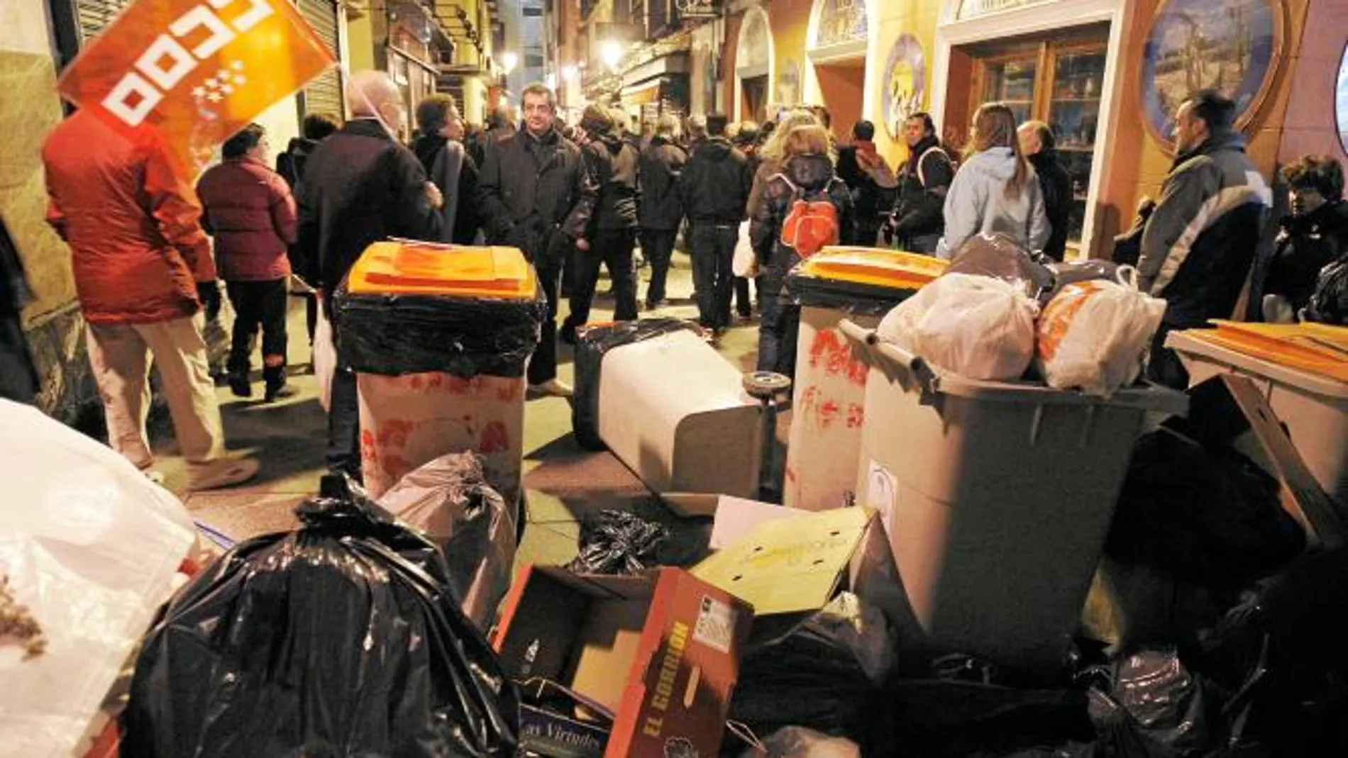 Después de cada fiesta queda la ingrata tarea de recoger la basura. En las manifestaciones sucede lo mismo. Los servicios de limpieza de las principales ciudades tuvieron anoche que limpiar las calles de toneladas de basura, una labor que deja cuantiosas