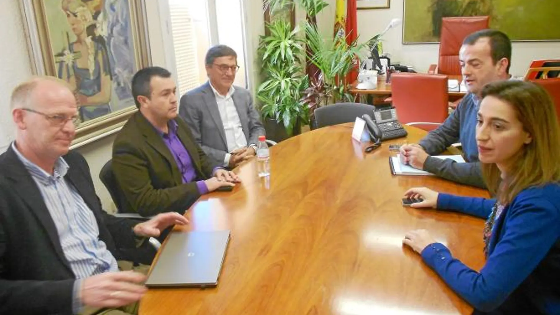 Los concejales Iniesta y Fuentes durante el encuentro que mantuvieron con Latbus la semana pasada