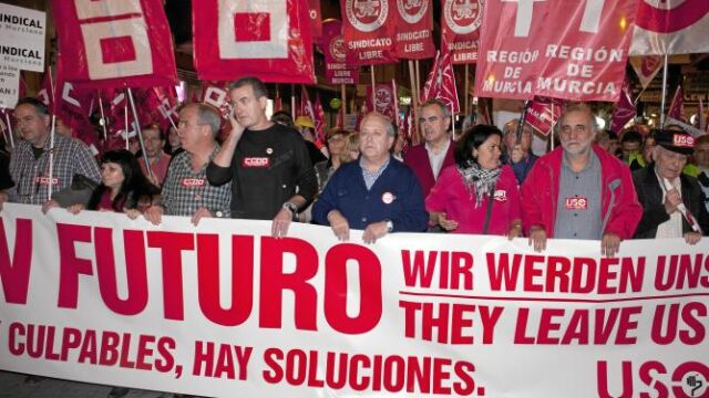 Los representantes sindicales de CC.OO y UGT, Daniel Bueno y Antonio Jiménez, seguidos del secretario general del PSRM, Rafael González Tovar