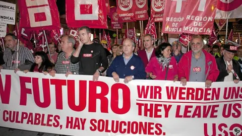 Los representantes sindicales de CC.OO y UGT, Daniel Bueno y Antonio Jiménez, seguidos del secretario general del PSRM, Rafael González Tovar
