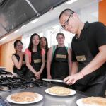 Un grupo de estudiantes de español participa en un curso de la Hostelería de Salamanca