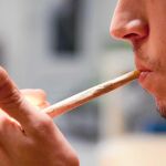 Un joven fuma marihuana en uno de los clubs que existen en Barcelona
