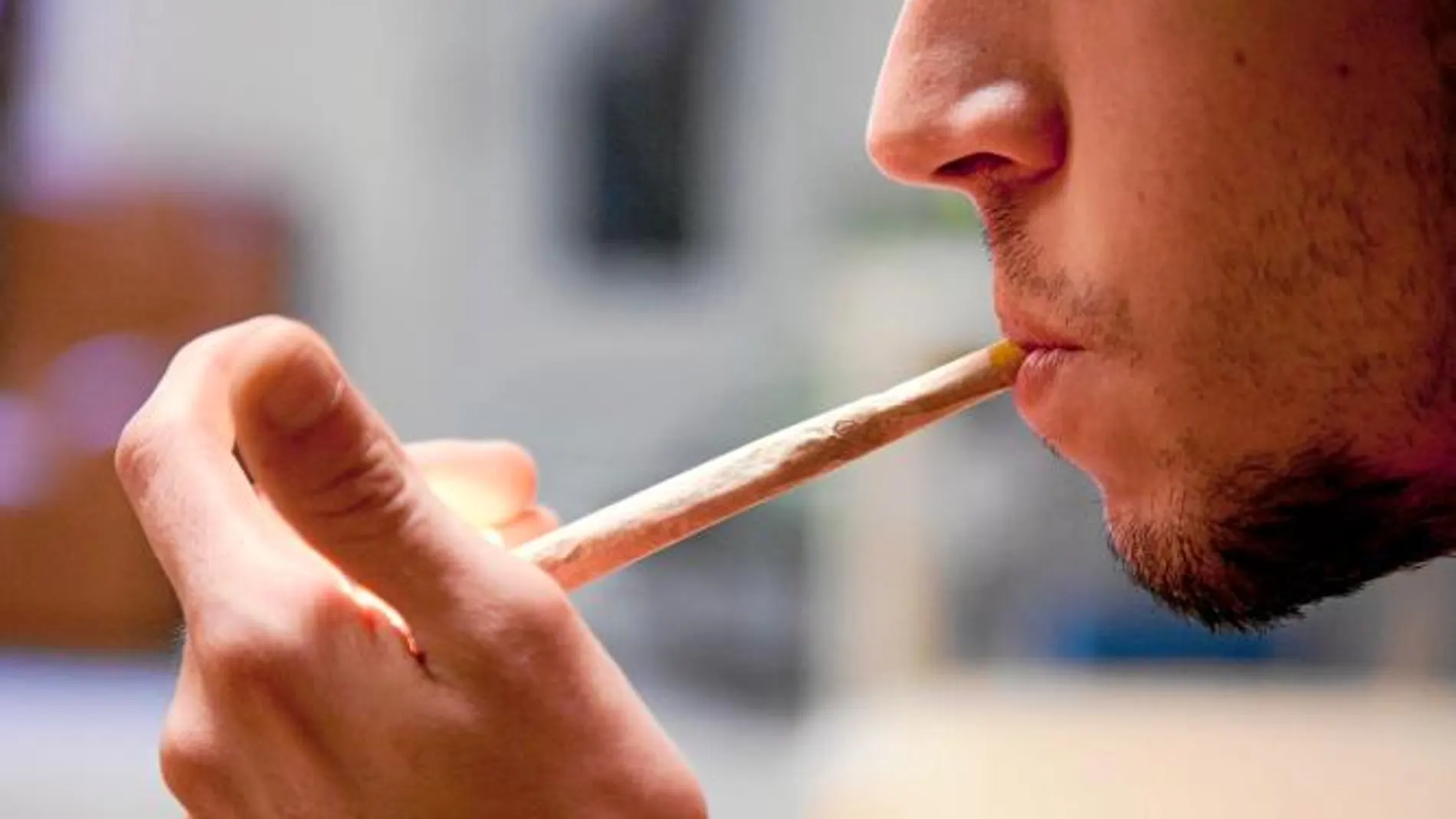 Un joven fuma marihuana en uno de los clubs que existen en Barcelona