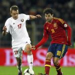 El jugador de España Cesc Fabregas (d) disputa el balón con Yan Tigorev de Bielorrusia