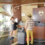 Dos turistas se registran en un hotel de Murcia