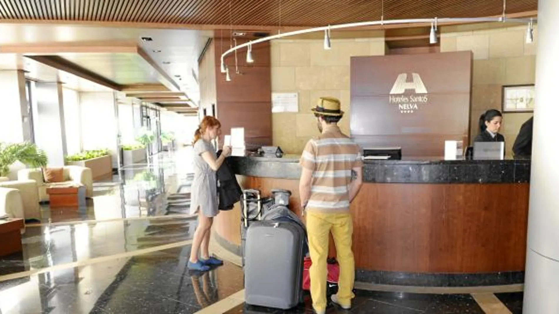 Dos turistas se registran en un hotel de Murcia