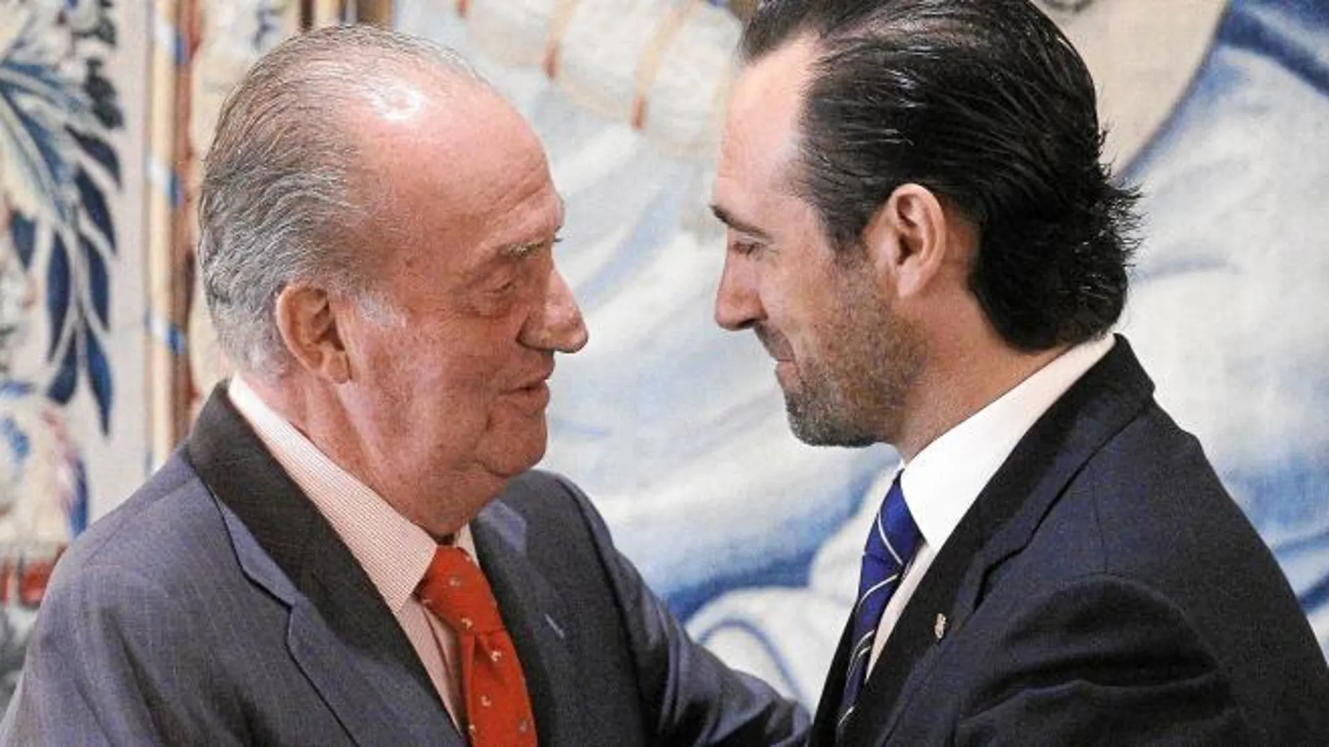 El Rey saluda a José Ramón Bauzá, presidente de Baleares