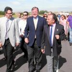 El consejero de Fomento y Medio Ambiente, Antonio Silván, en una de las últimas carreteras mejoradas, en León