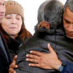CON LAS VÍCTIMAS El presidente de Estados Unidos, Barack Obama, abraza a una de las damnficadas por el huracán «Sandy» durante su visita ayer a un centro de emergencias en Staten Island (Nueva York)