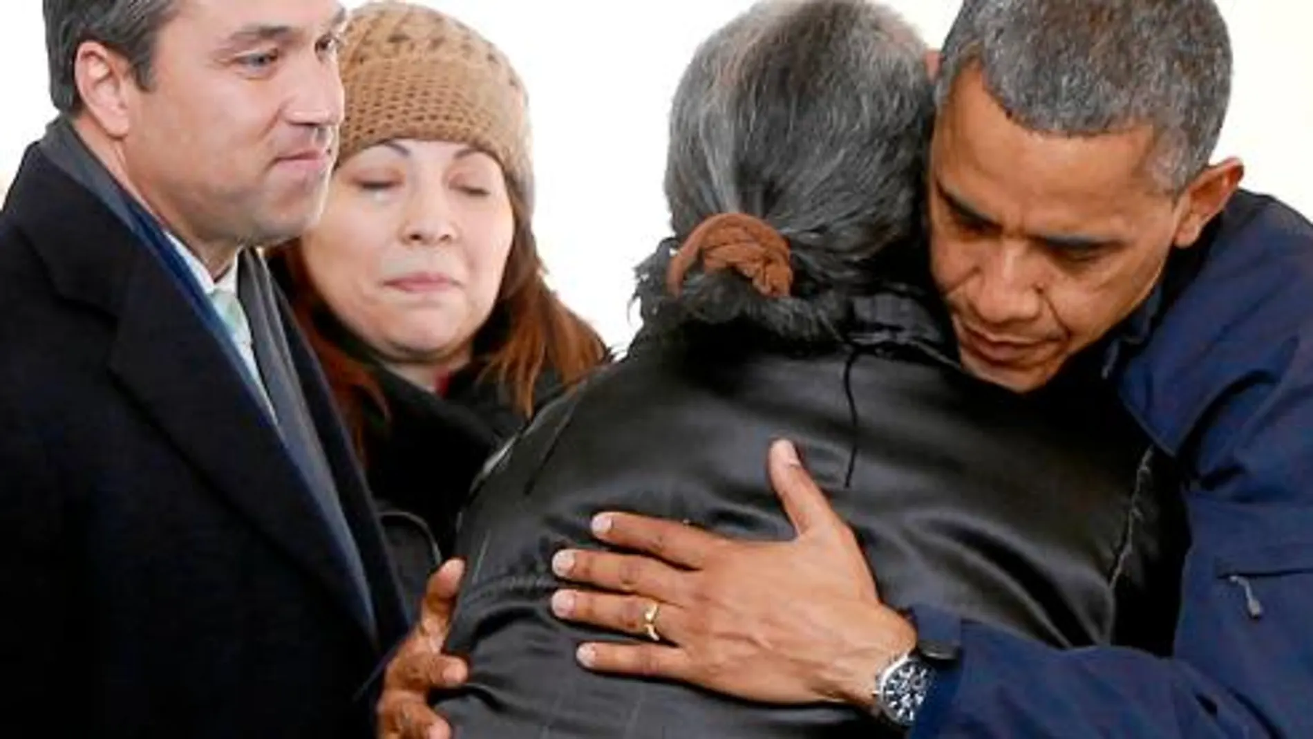 CON LAS VÍCTIMAS El presidente de Estados Unidos, Barack Obama, abraza a una de las damnficadas por el huracán «Sandy» durante su visita ayer a un centro de emergencias en Staten Island (Nueva York)