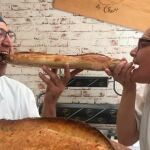 Chari y Javier demuestran que su pan de la Tahona, en Villanubla, está para comérselo