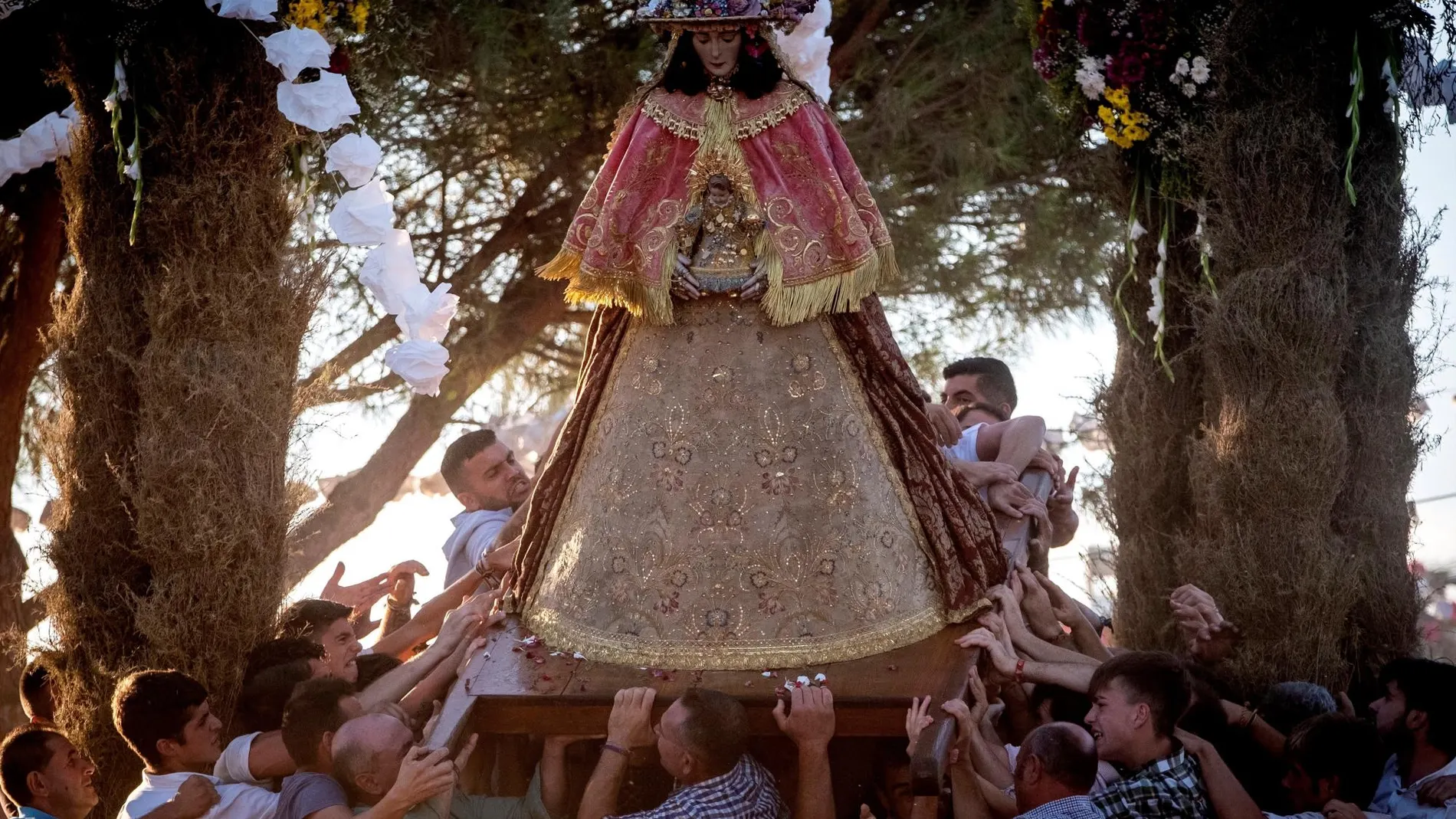 La Virgen, en su salida hacia Almonte / Foto: Efe