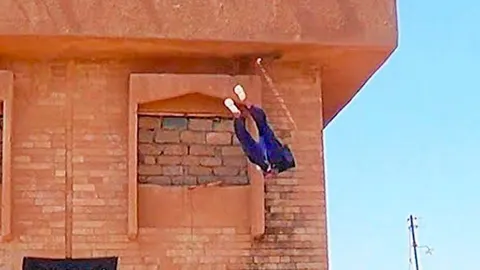 Un homosexual lanzado desde una azotea