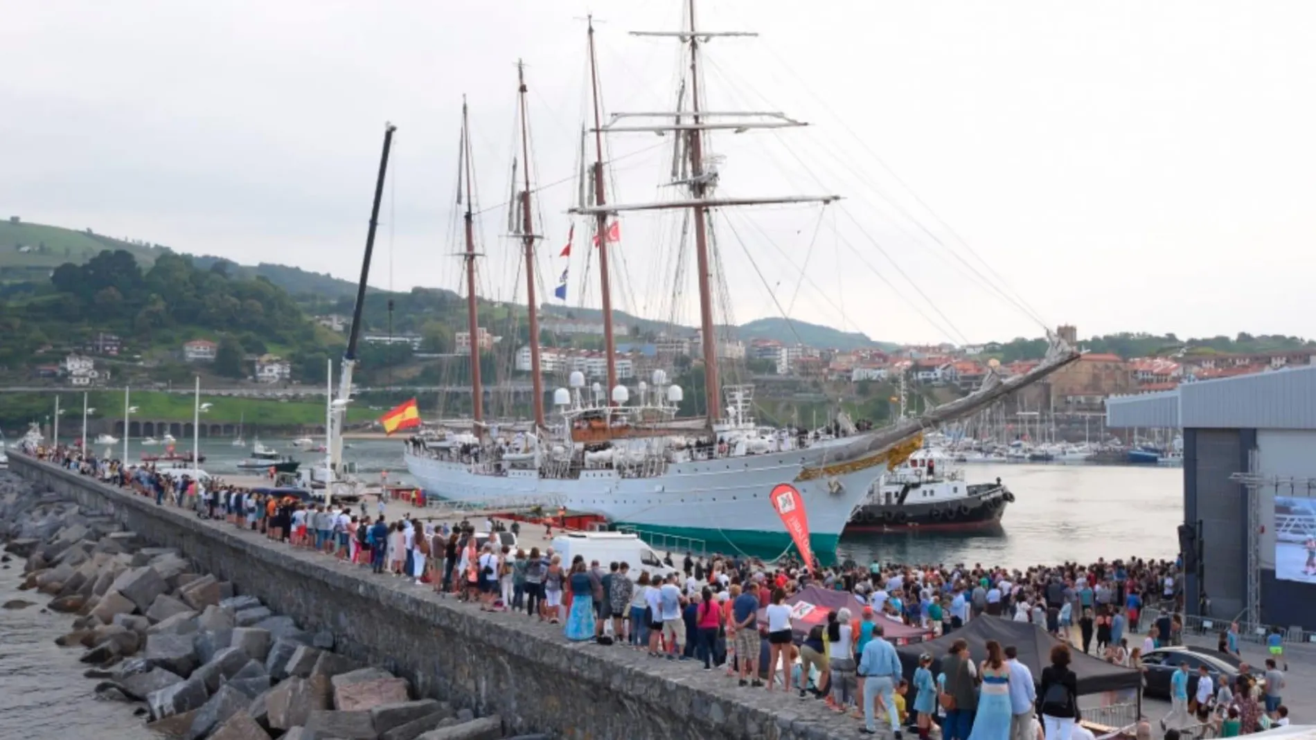 El buque Juan Sebastián Elcano llegando al puerto de Getaria. (Foto: Laura Llamas)