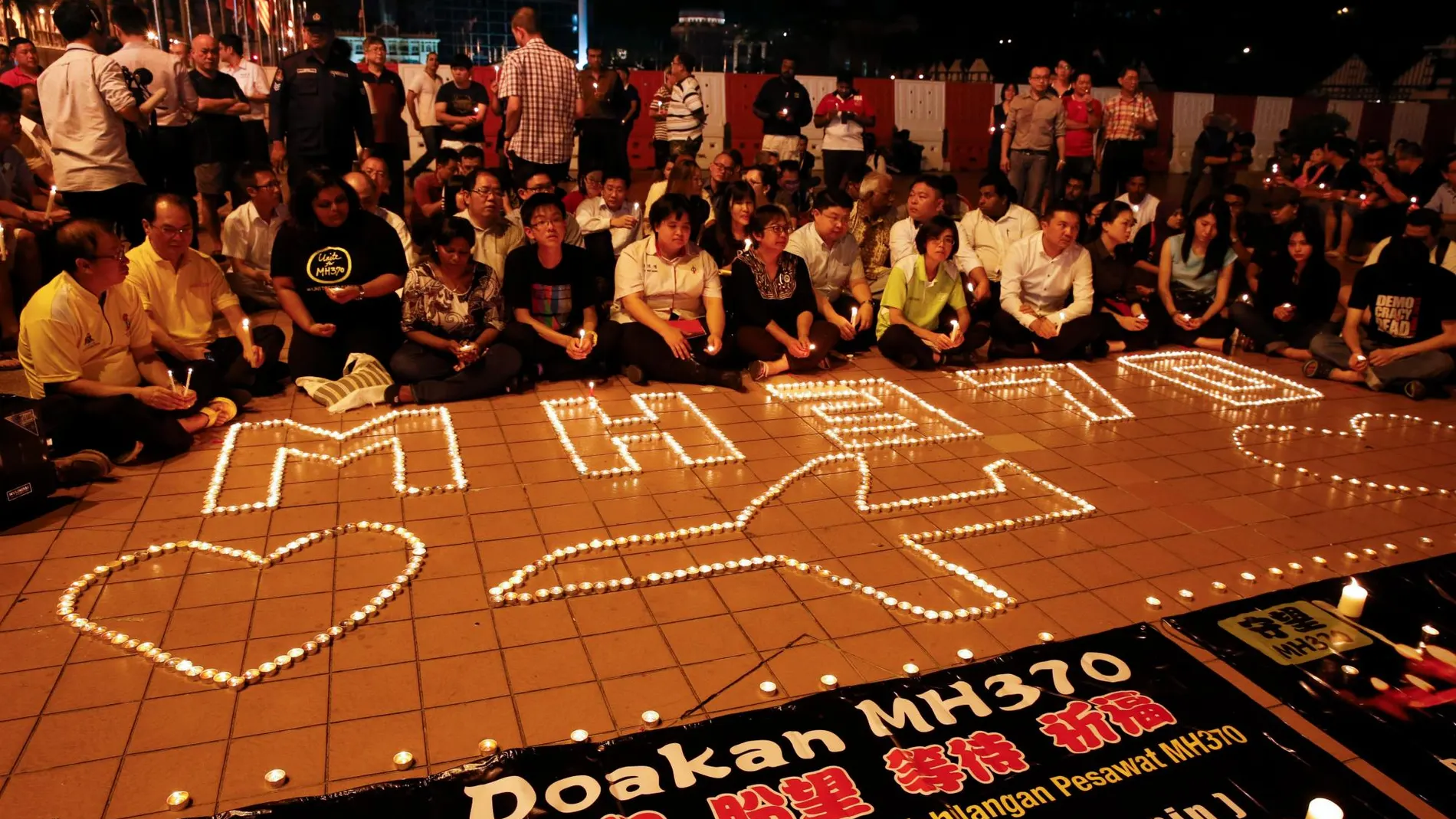 Homenaje a los pasajeros del vuelo MH370 de Malaysia Airlines, en Kuala Lumpur, el 7 de abril de 2014