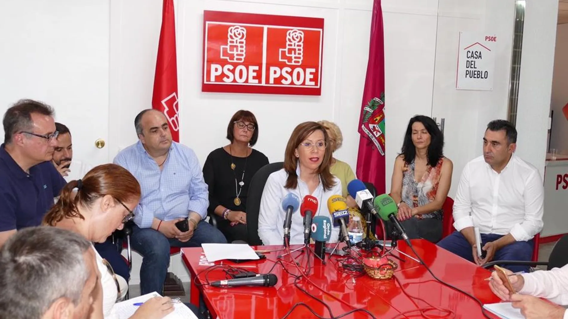 La alcaldesa de Cartagena, Ana Belén Castejón, anunció ayer su dimisión como secretaria general del PSOE cartagenero tras «asumir las consecuencias» de pactar con el PP