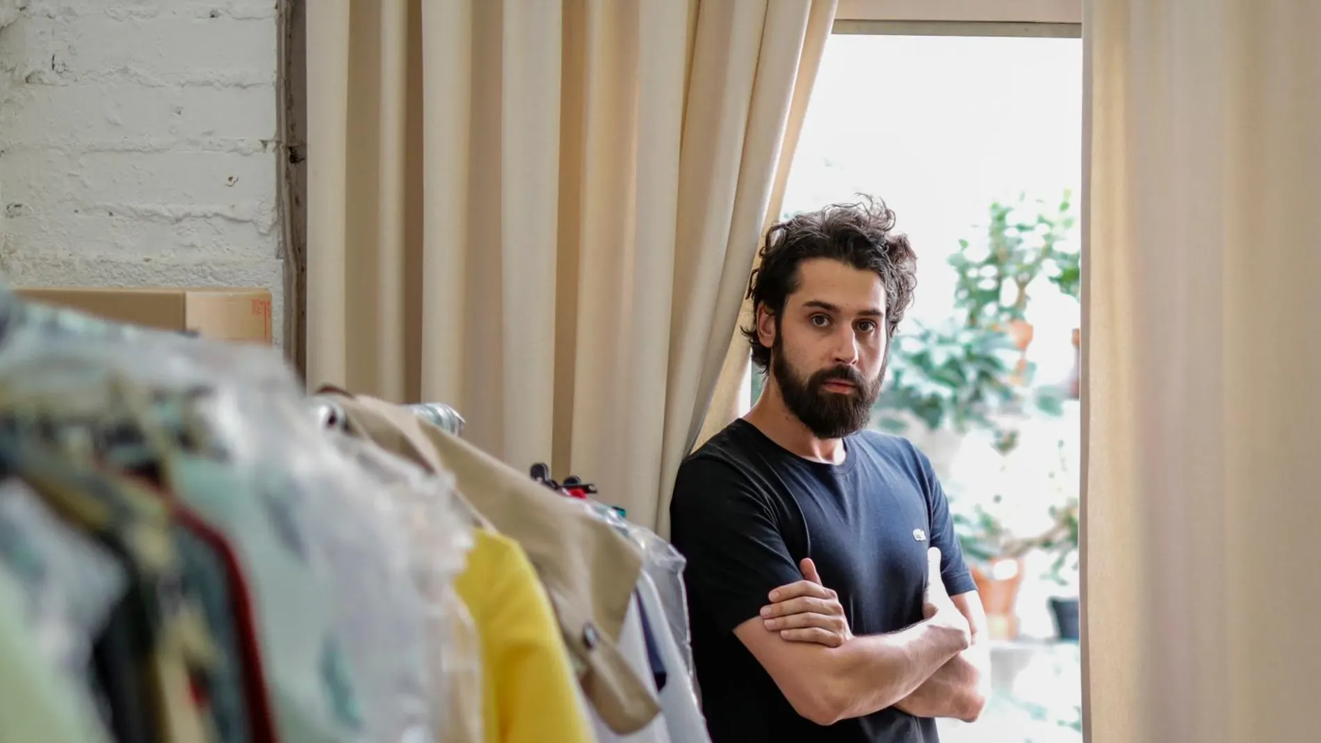 El modisto, en su atelier de Madrid horas antes de la presentación de su colección Primavera-Verano 2020