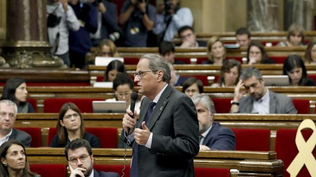 El presidente de la Generalitat, Quim Torra, durante una de sus intervenciones en el pleno de la cámara catalana en la que se celebra la sesión de control al Govern, tras los disturbios de la semana pasada en protesta por la sentencia del procés. EFE/Andreu Dalmau