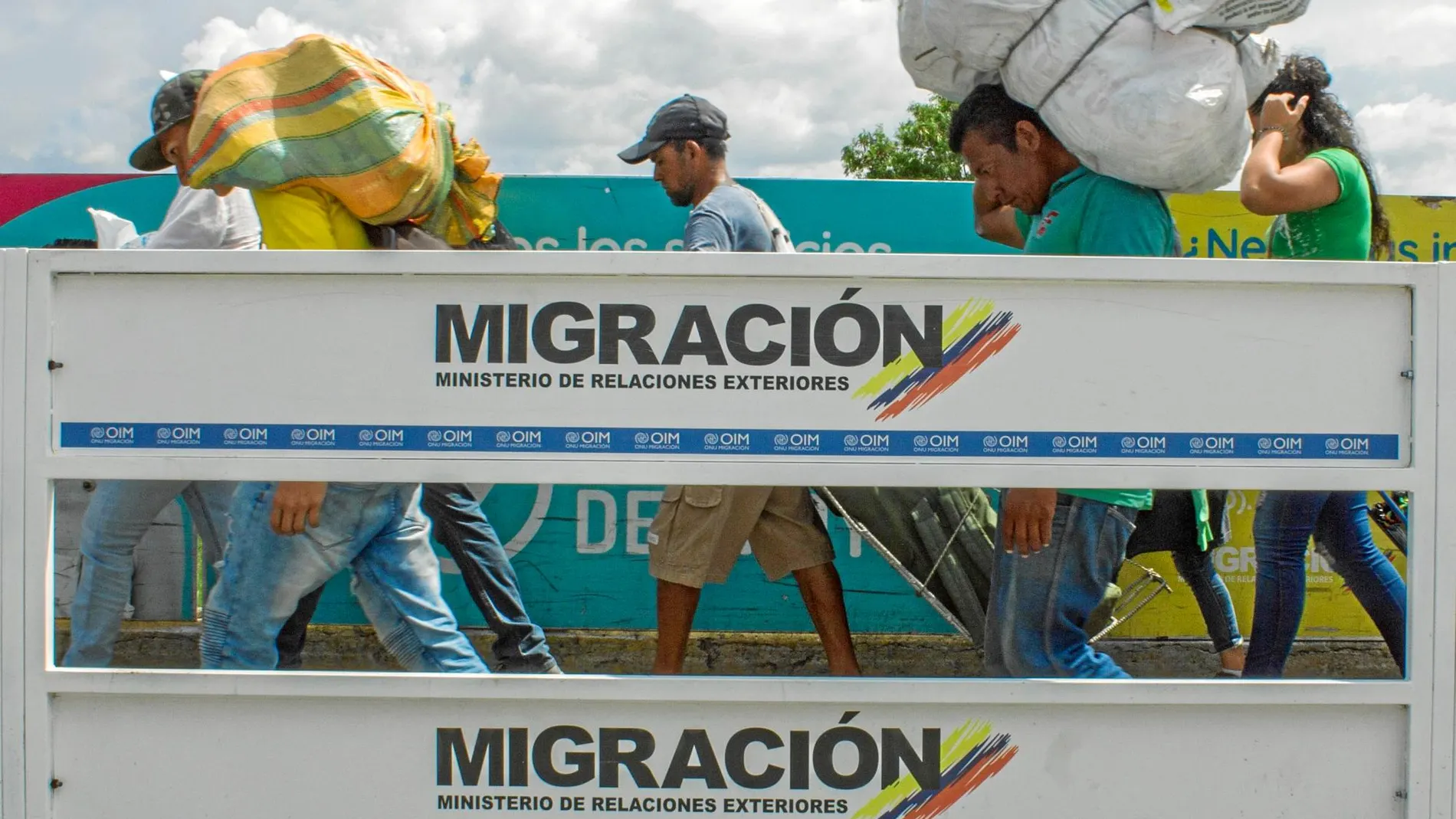 Venezolanos cargan pesadas bolsas en Cucutá, en la frontera entre Venezuela y Colombia