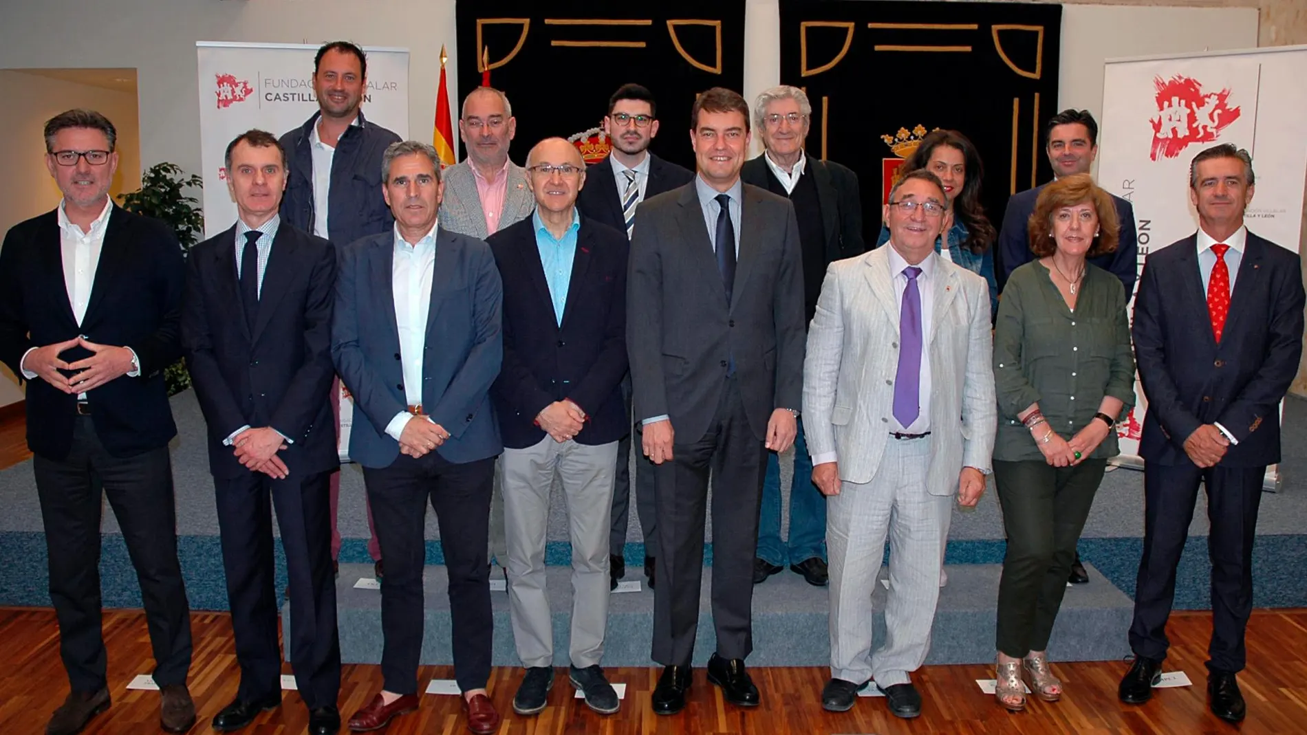 Foto de familia de los patronos de las Cortes de Castilla y León