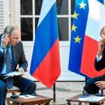 Emmanuel Macron recibió ayer a Vladimir Putin en el fuerte de Brégançon, donde pasa sus vacaciones de verano / Reuters