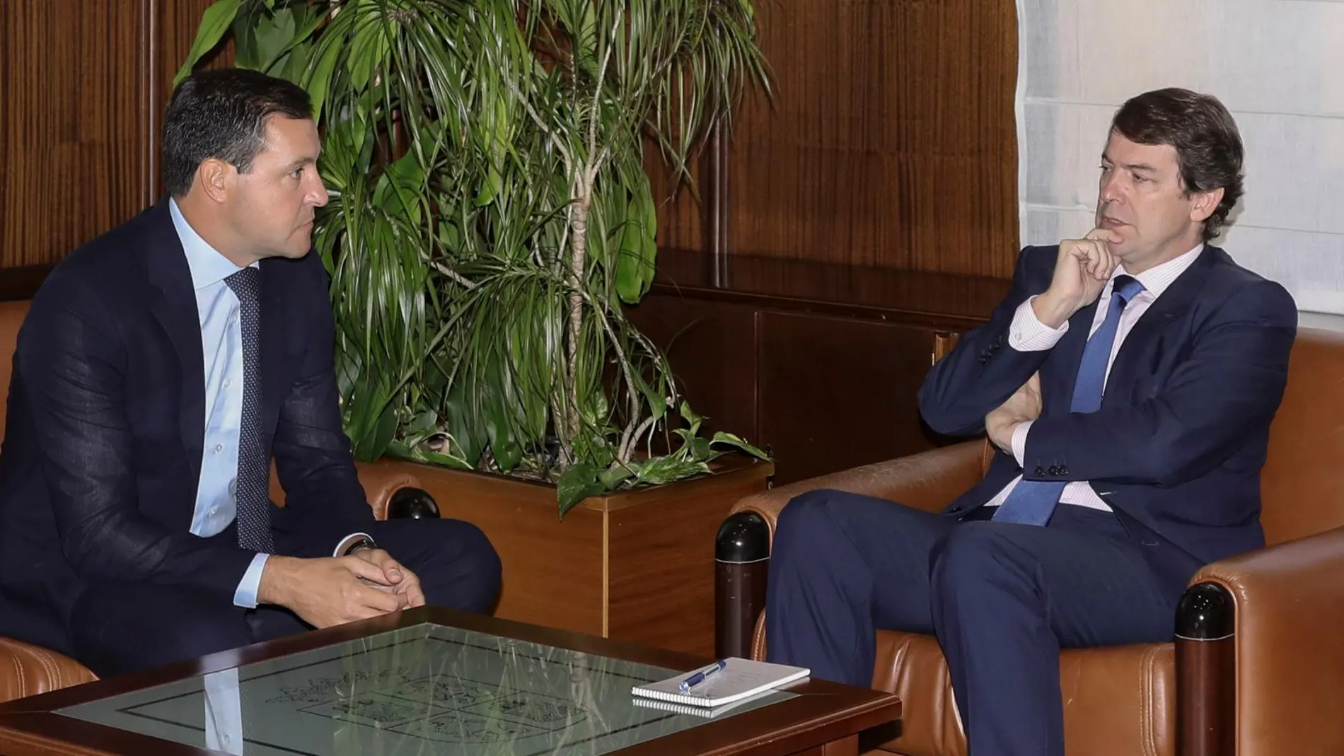Un instante de la reunión que mantenía Fernández Mañueco con el portavoz del Grupo Parlamentario Popular, Raúl de la Hoz