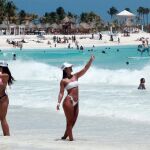 Turistas disfrutando de las playas mexicanas