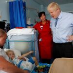 Boris Johnson visitó este lunes el Cornwall Hospital de la localidad de Truro/Ap