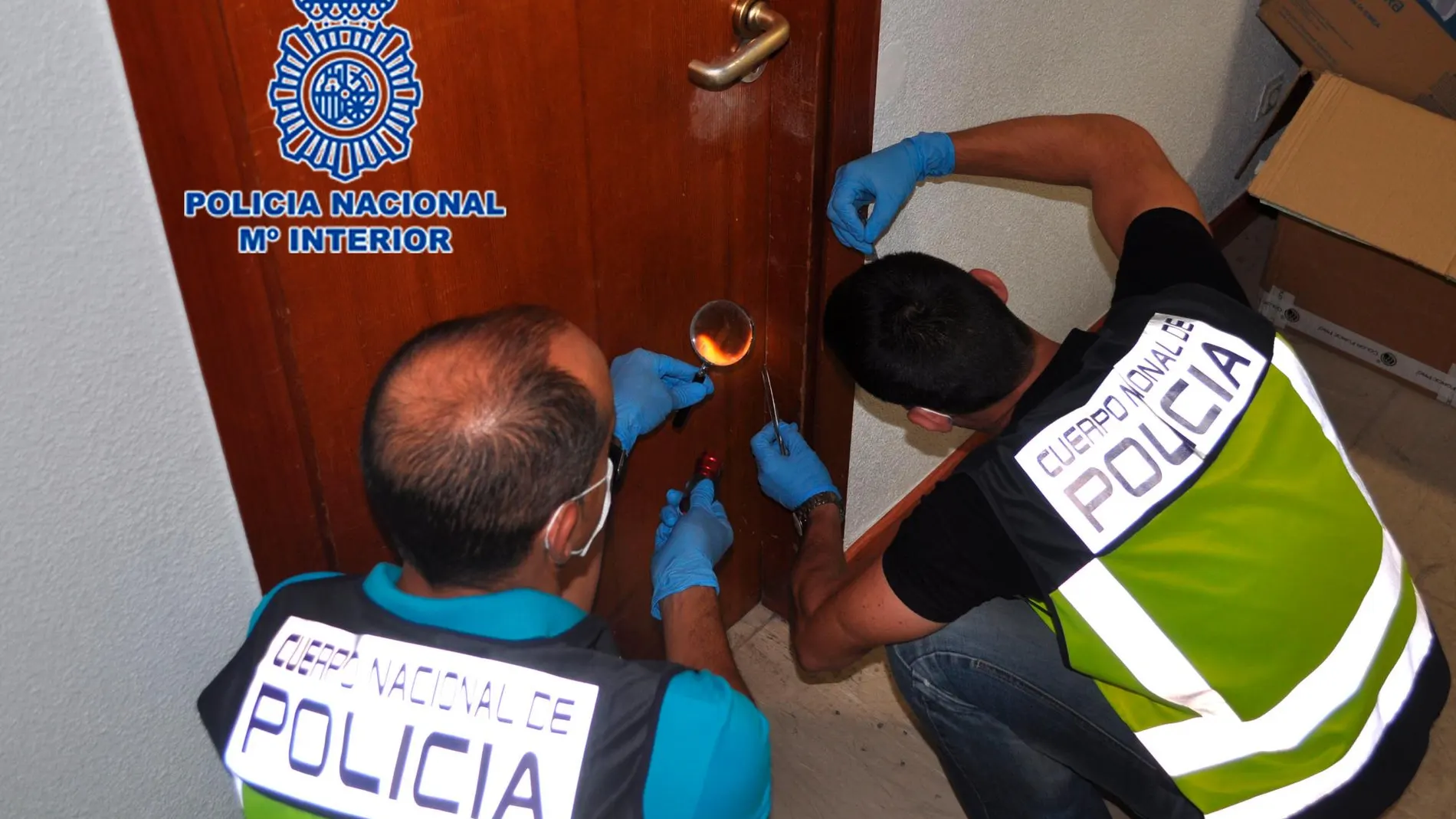 Los agentes de la Policía Nacional realizan diversas inspecciones oculares en las puertas donde puedan encontrar marcas o los llamados «testigos plásticos»
