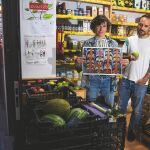 Laura y Alberto son consumidores responsables, socios de la cooperativa La Osa, un supermercado que les provee de productos de temporada