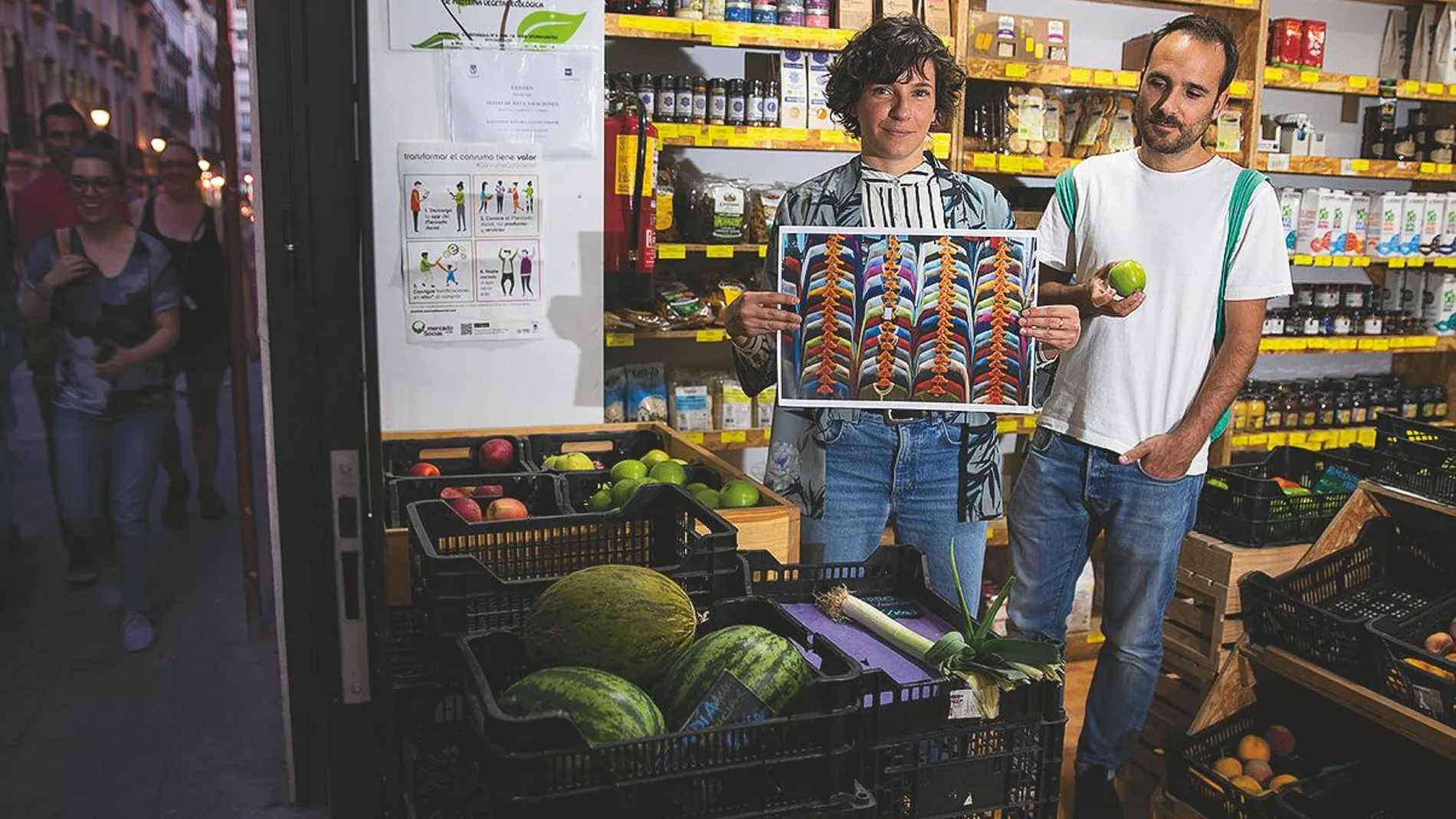Laura y Alberto son consumidores responsables, socios de la cooperativa La Osa, un supermercado que les provee de productos de temporada
